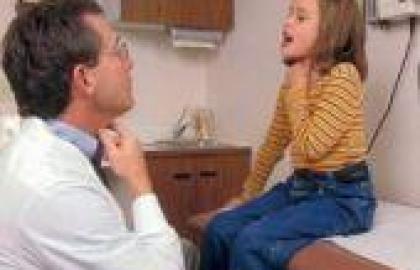 Đừng chủ quan khi bé khò khè, khản tiếng